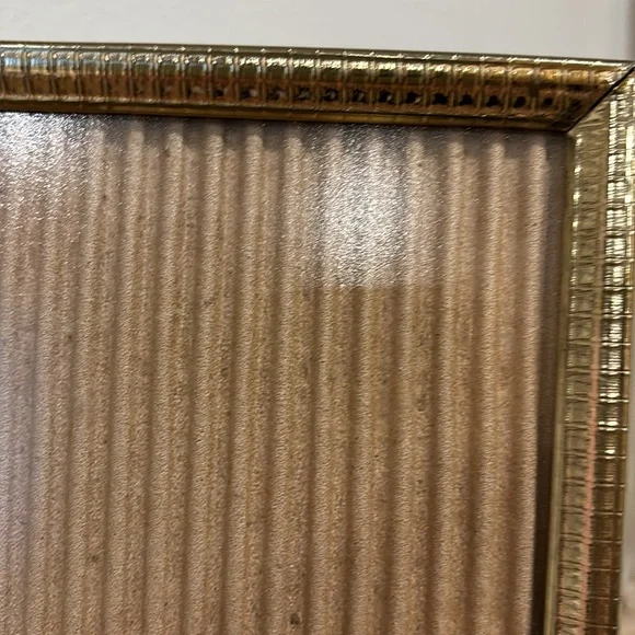 Two 5x7 inch vintage gold frames - Picture 5 of 9